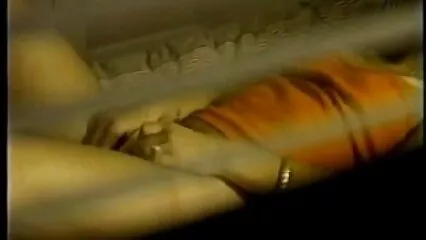 رحم سکی خرجی کی گہرائی میں منی کی دھڑکن۔