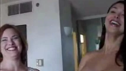 لونڈی کا مال غنیمت دوست کے ساتھ بانٹنا نیکی ہے۔ دانلود کلیپ سکسی خارجی