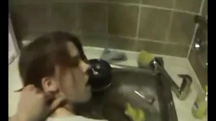 سڑک پر ایک اندھیری رات میں، وہ ایک انجان آدمی کی سخت بلی پر بیٹھ فیلم شکسی خارجی گئی۔