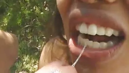 ایک مونچھ والے آدمی نے ایک خوبصورت گرل فرینڈ کو کنڈوم کے ساتھ خوبصورت سیکس دکھایا۔ سکس کلیپ خارجی